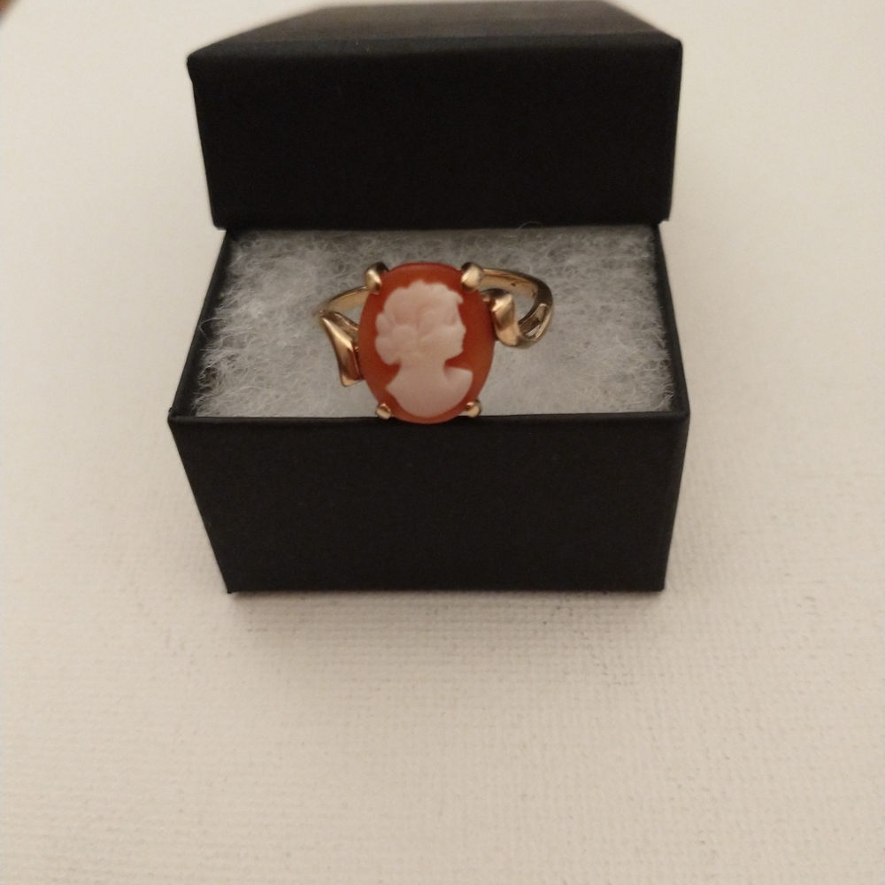 Gold Cameo Ring